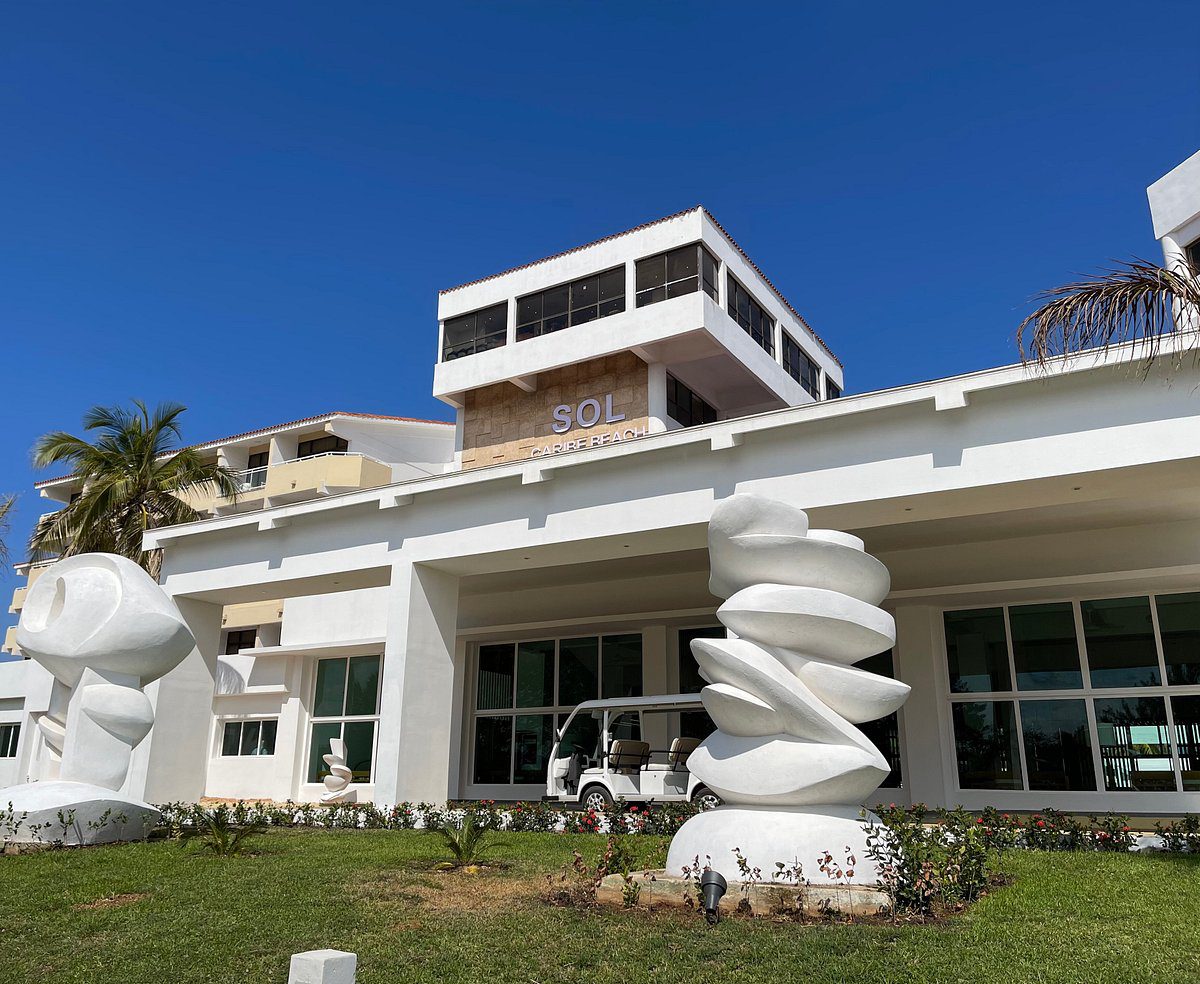 Intimate destination wedding in Melia Caribe Tropical - Pamela \u0026 Kevin, image size:1200x984